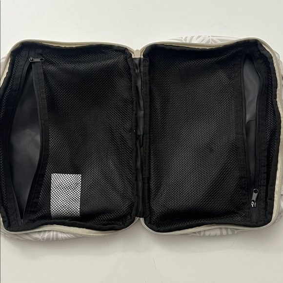 Hurley Gray Palm Leaf Personal Carry Bag - Picture 3 of 7